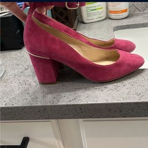 Pink strapy White House Black Market heels in EUC